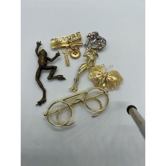 Vintage gold tone and novelty brooches - Picture 1 of 6